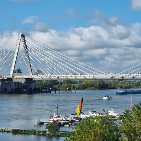 Im Zentrum Von Leverkusen, Helle 3-zimmerwohnung 80 M2 Леверкузен